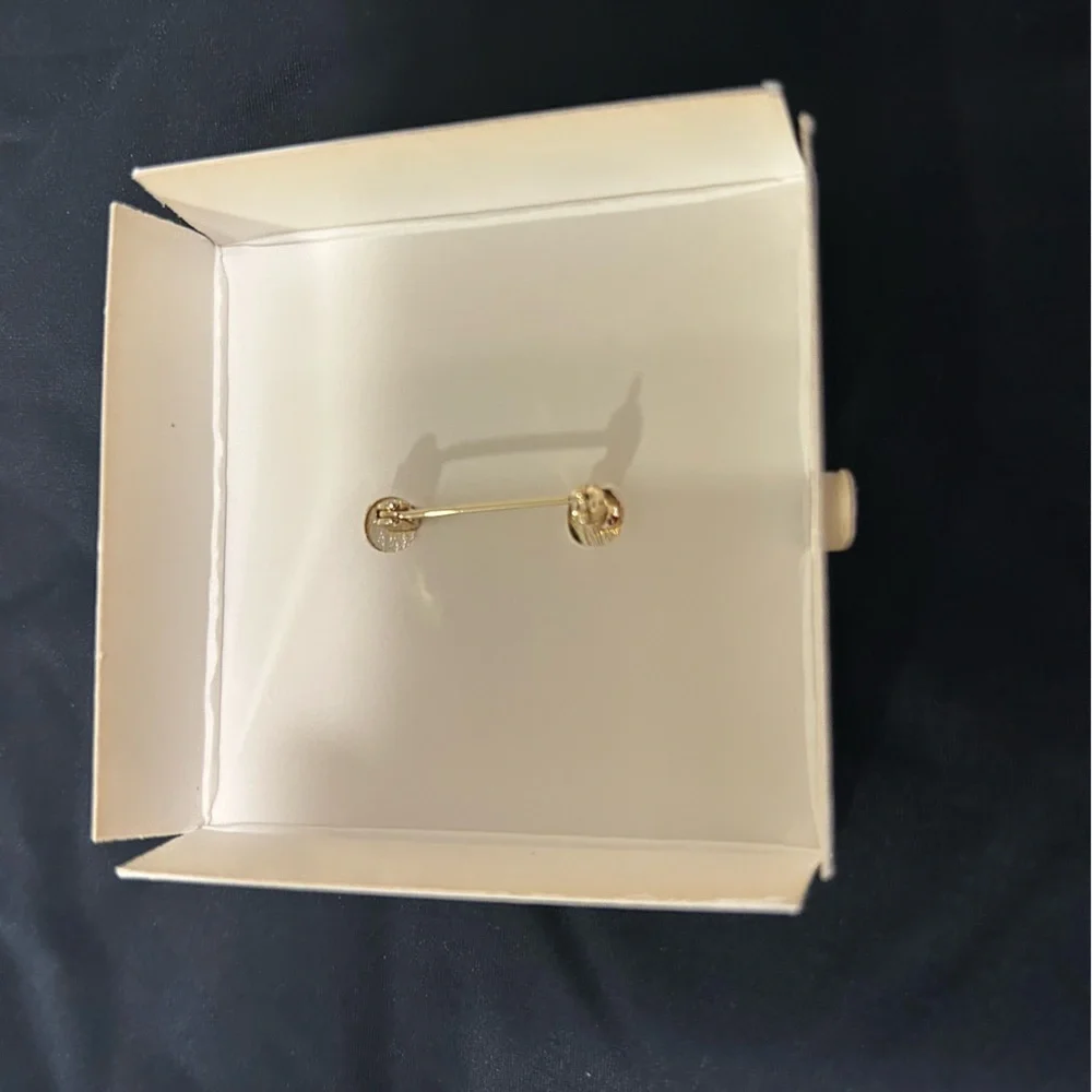 Liz Claiborne this exquisite
